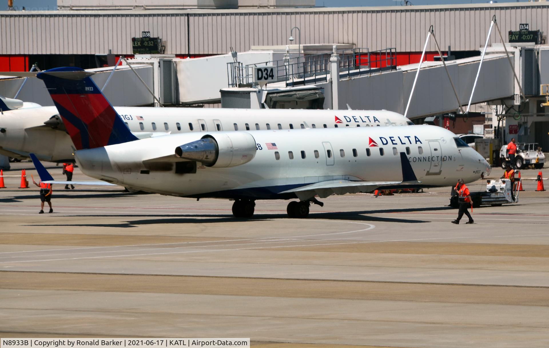 N8933B, 2004 Bombardier CRJ-200 (CL-600-2B19) C/N 7933, Pushback Atlanta