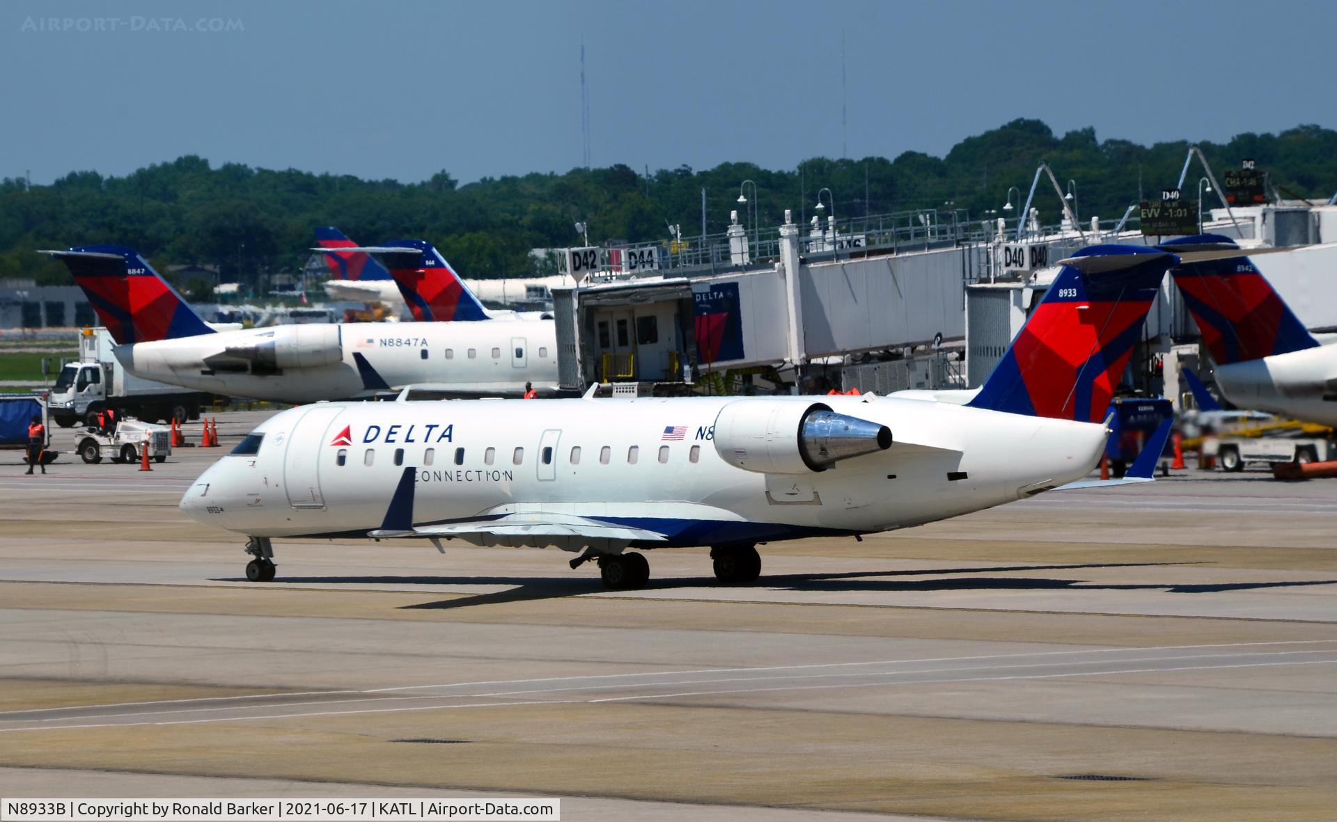 N8933B, 2004 Bombardier CRJ-200 (CL-600-2B19) C/N 7933, Taxi for takeoff Atlanta