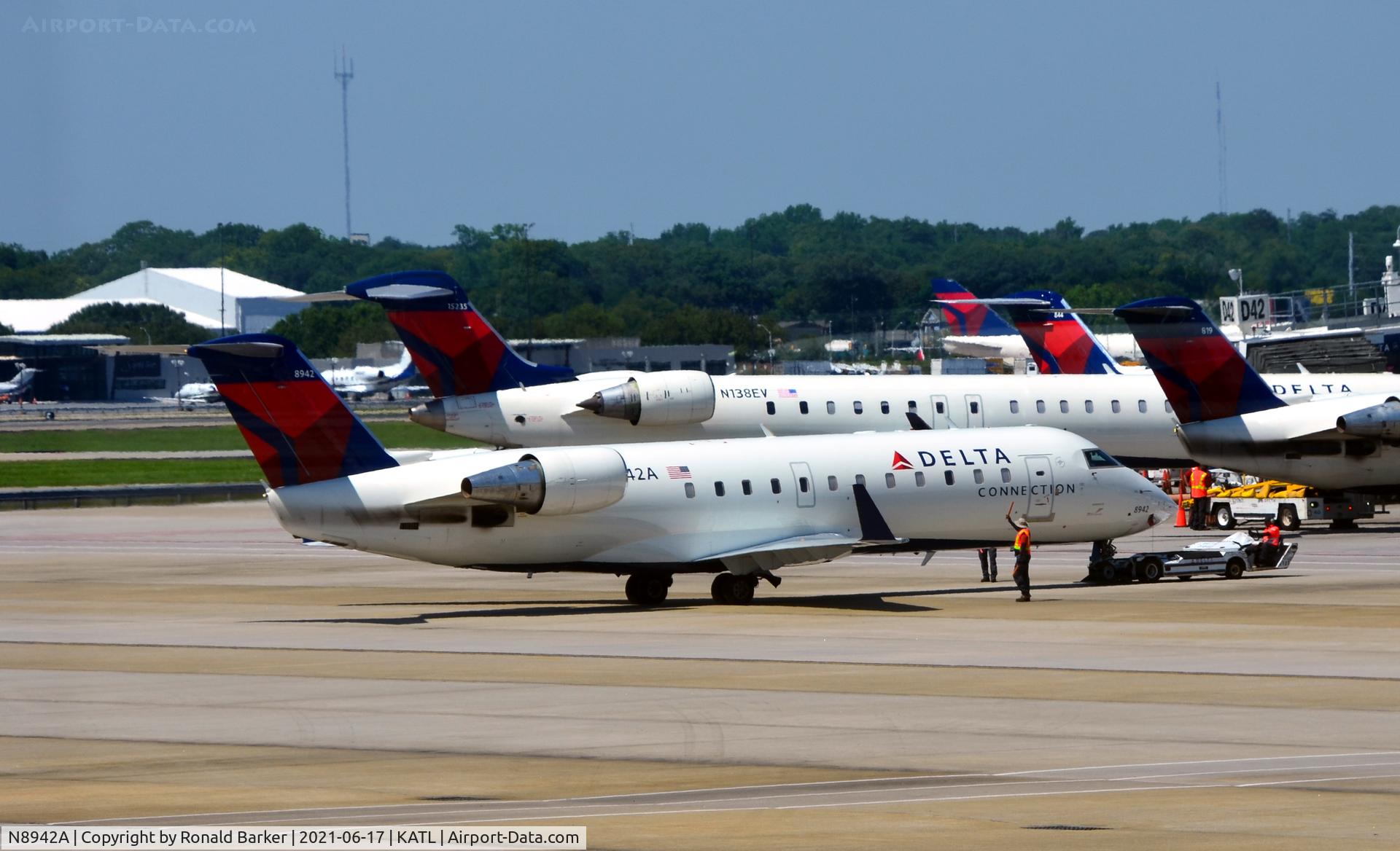 N8942A, 2004 Bombardier CRJ-200 (CL-600-2B19) C/N 7942, Pushback Atlanta
