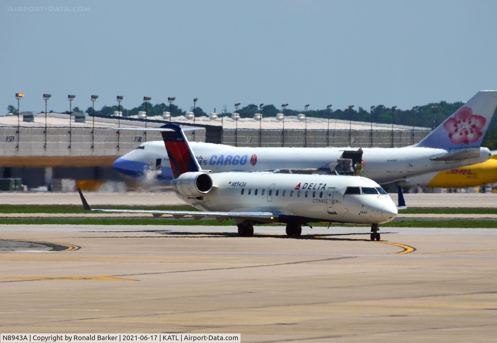N8943A, 2004 Bombardier CRJ-200 (CL-600-2B19) C/N 7943, Taxi Atlanta