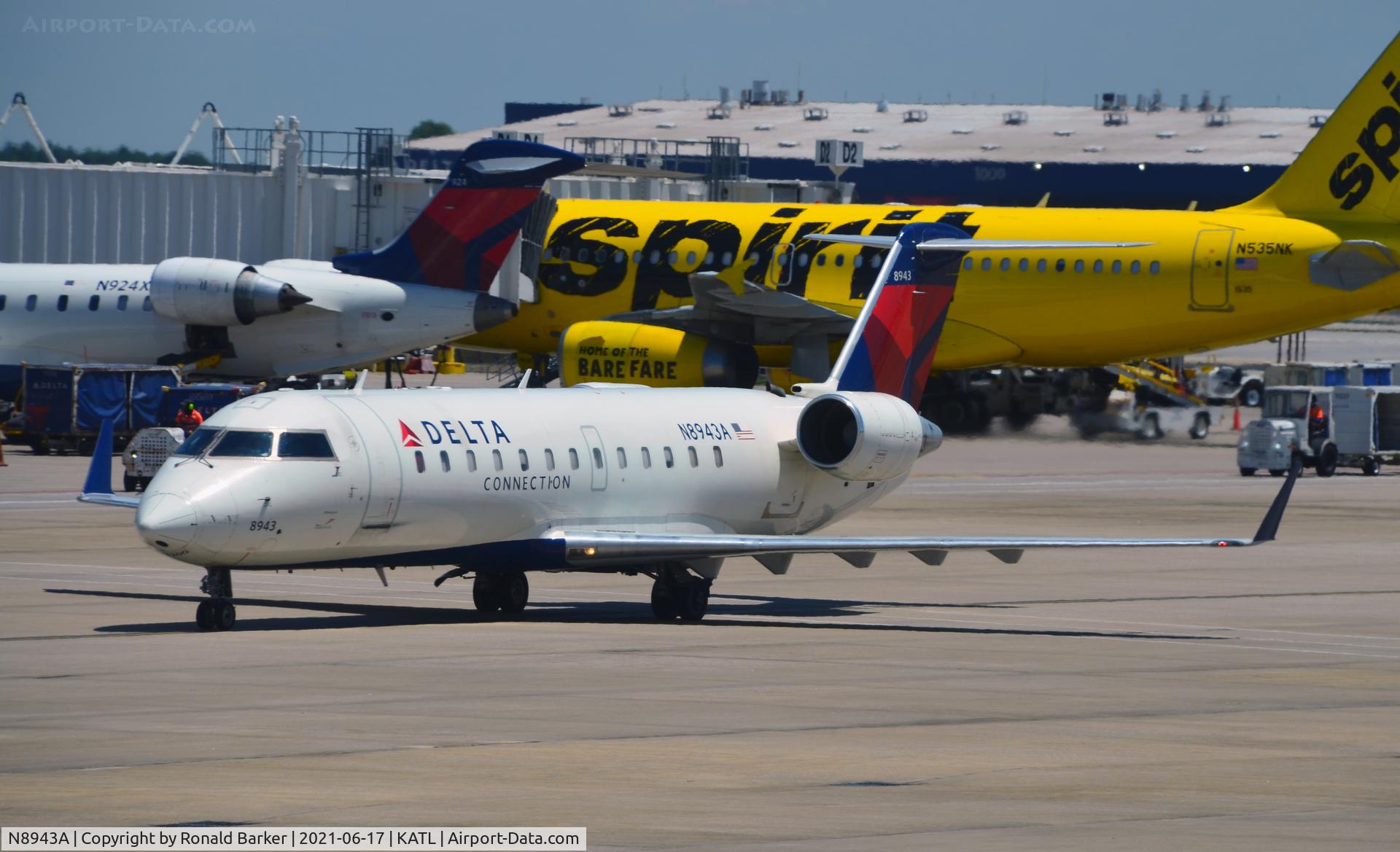 N8943A, 2004 Bombardier CRJ-200 (CL-600-2B19) C/N 7943, Taxi to gate Atlanta