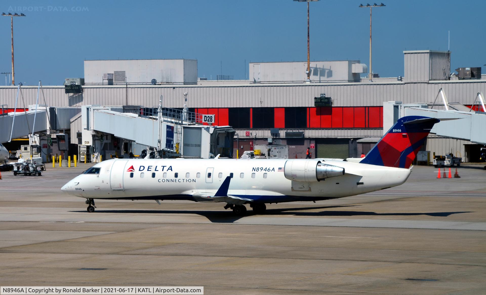 N8946A, 2004 Bombardier CRJ-200 (CL-600-2B19) C/N 7946, Taxi for takeoff Atlanta