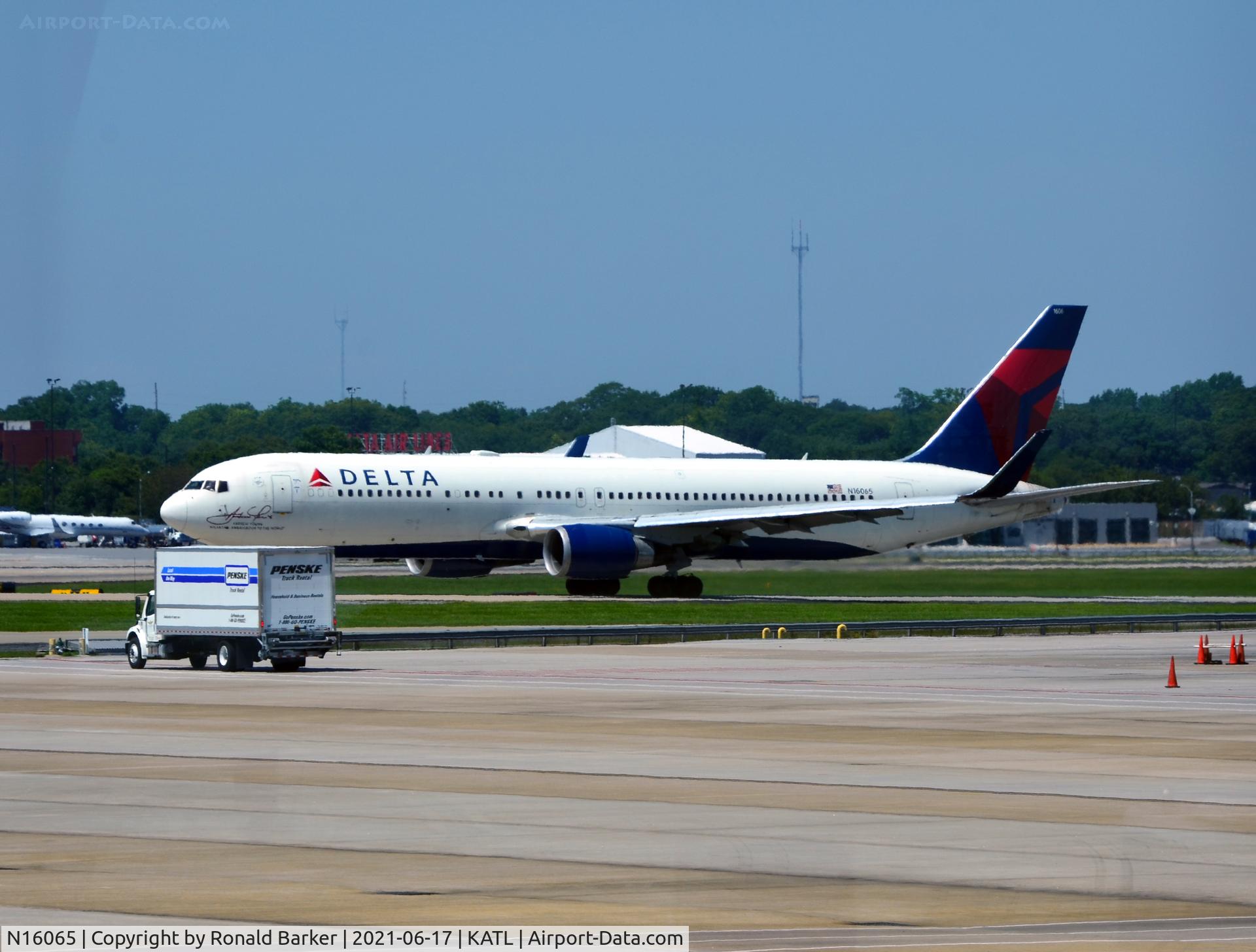 N16065, 1999 Boeing 767-332 C/N 30199, Taxi Atlanta