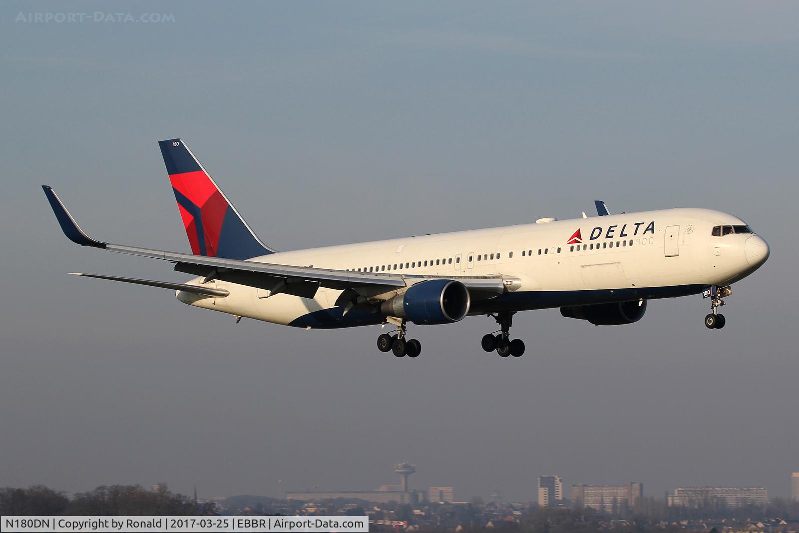 N180DN, 1992 Boeing 767-332 C/N 25985, at bru