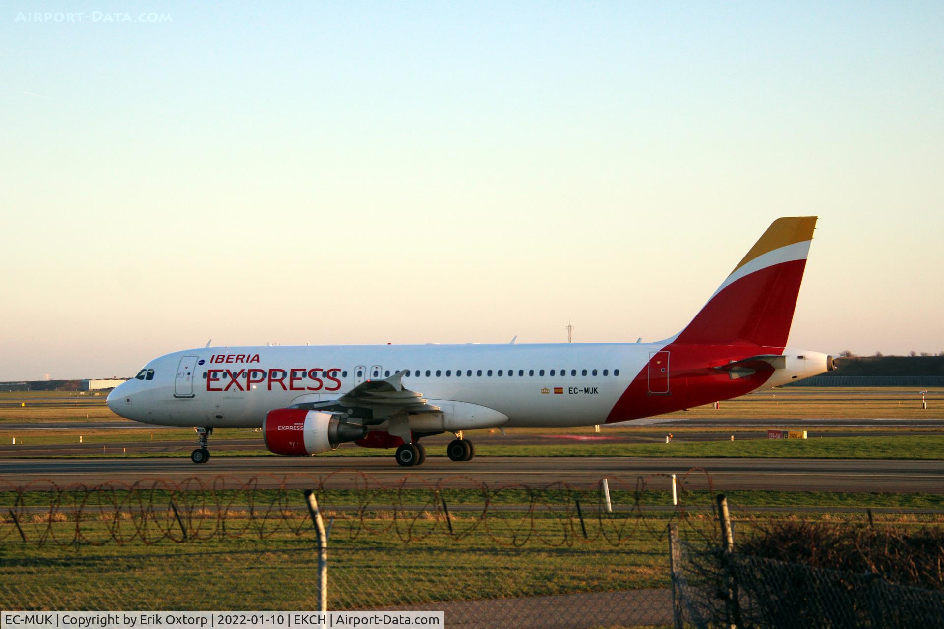 EC-MUK, 2007 Airbus A320-214 C/N 3293, EC-MUK landed rw 04L
