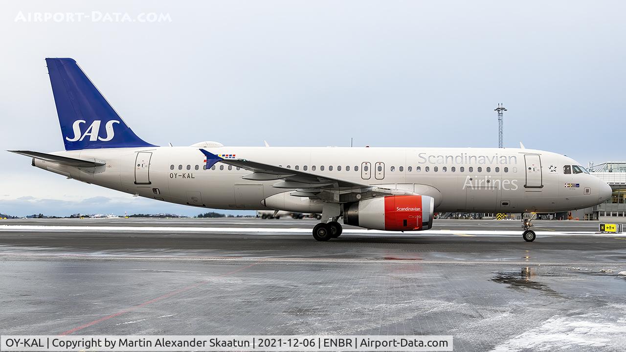 OY-KAL, 2006 Airbus A320-232 C/N 2883, Taxying to parking after a flight from CPH.