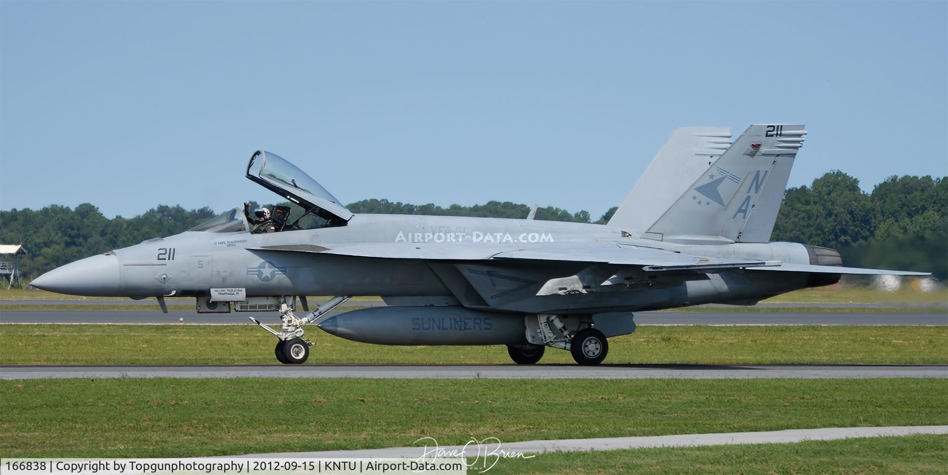 166838, Boeing F/A-18E Super Hornet C/N E157, taxing back to the hot ramp