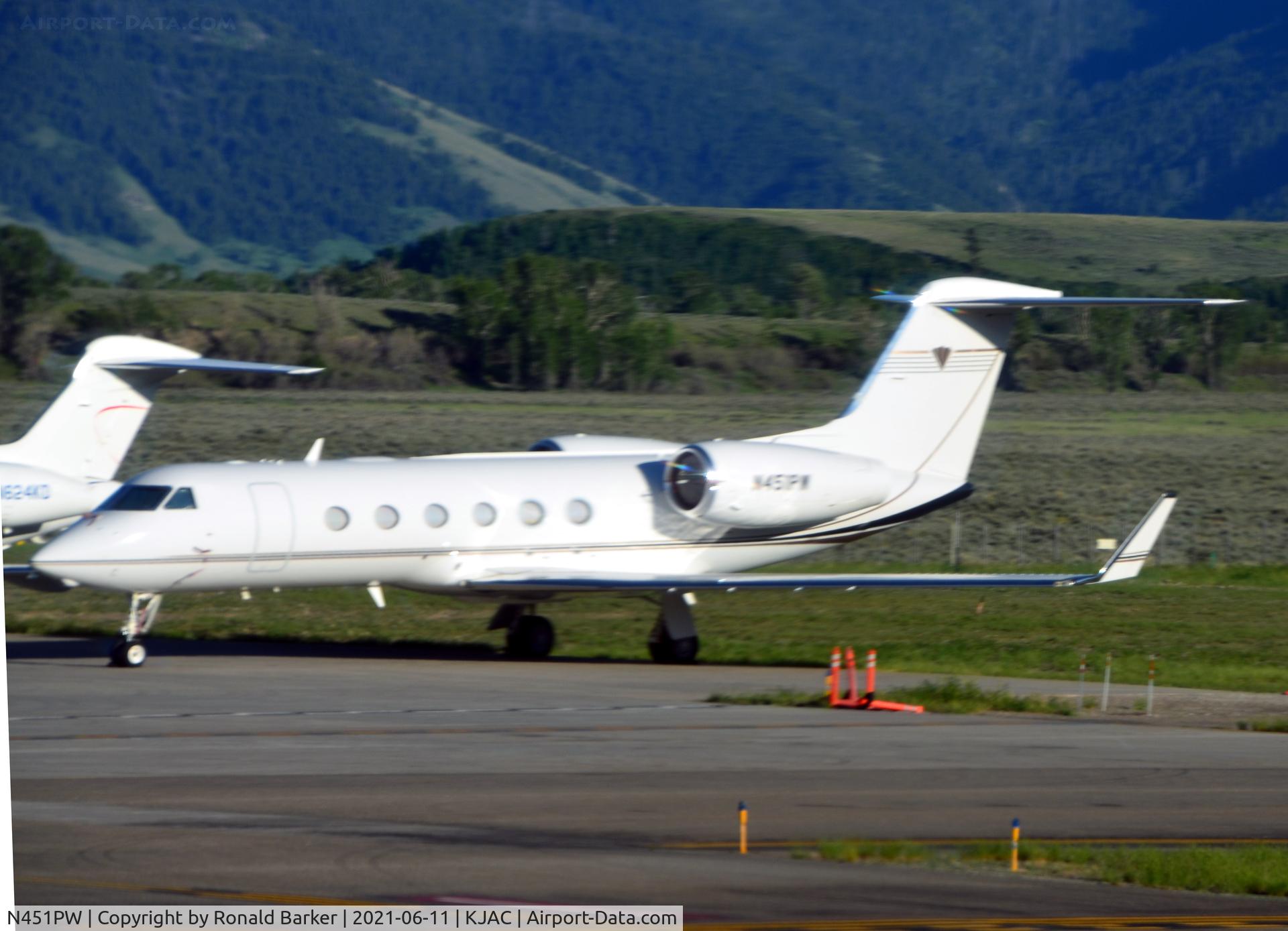 N451PW, 2014 Gulfstream Aerospace GIV-X (G450) C/N 4312, Parked Jackson Hole, WY