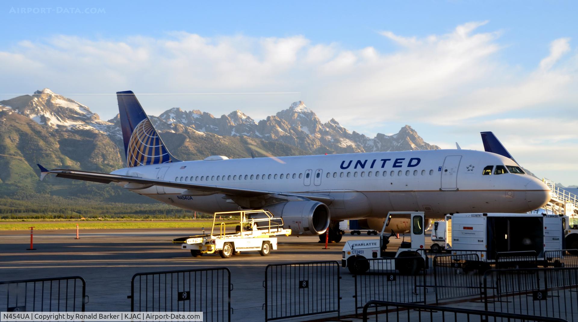 N454UA, 1999 Airbus A320-232 C/N 1104, At the gate Jackson Hole, WY