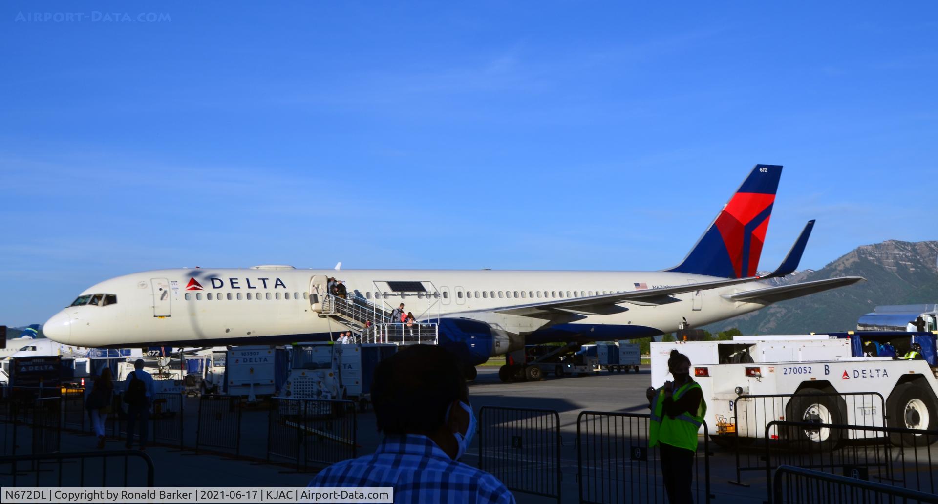 N672DL, 1992 Boeing 757-232 C/N 25977, At the gate Jackson Hole, WY