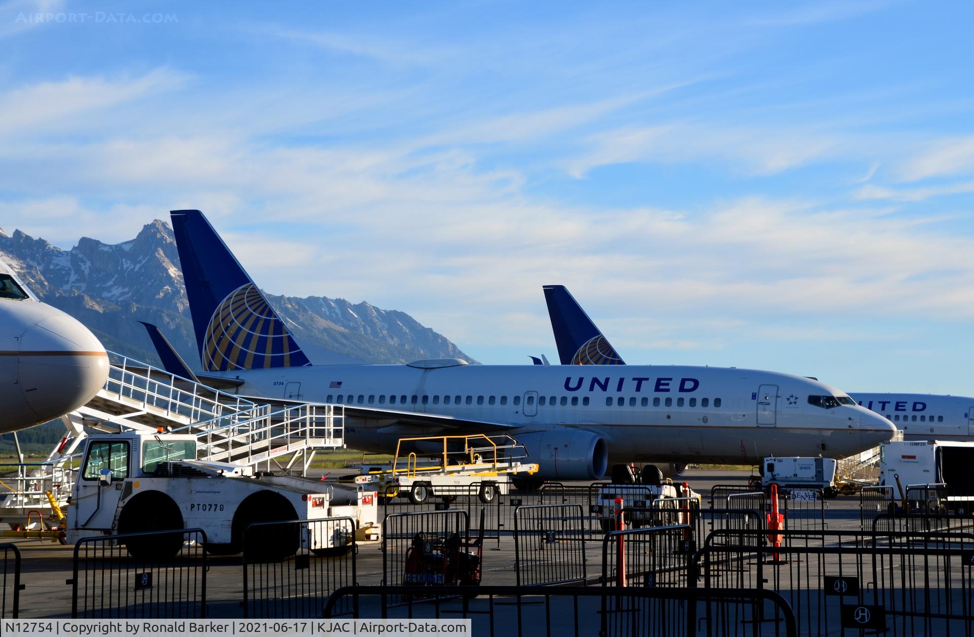 N12754, 2002 Boeing 737-7V3 C/N 30464, At the gate Jackson Hole, WY