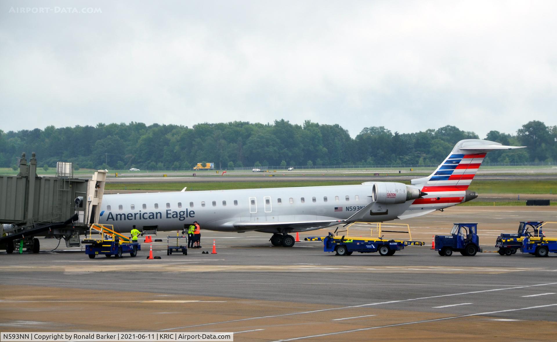 N593NN, 2016 Bombardier CRJ-900LR (CL-600-2D24) C/N 15405, At the gate Richmond