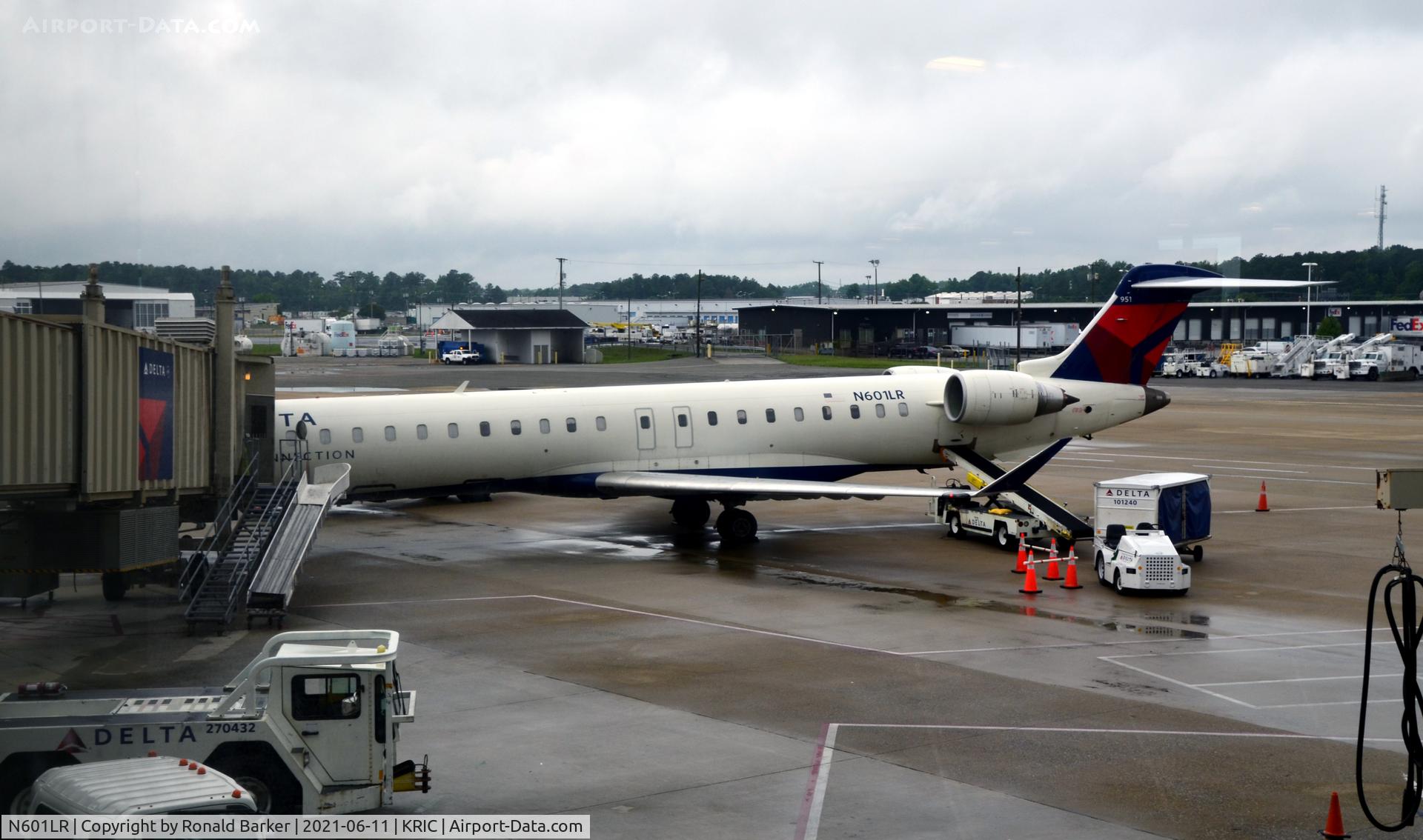 N601LR, 2007 Bombardier CRJ-900ER (CL-600-2D24) C/N 15145, At the gate Richmond