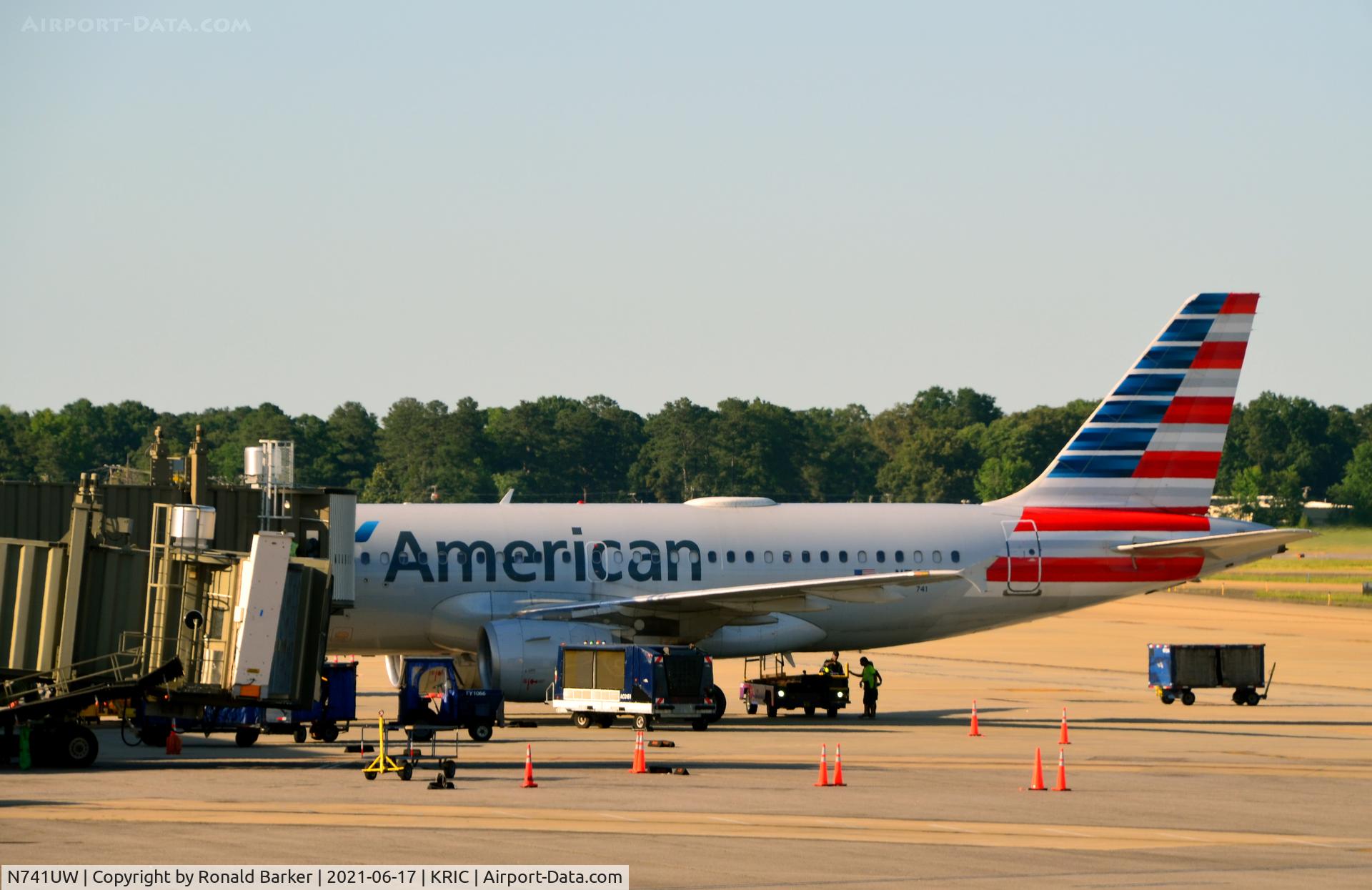 N741UW, 2000 Airbus A319-112 C/N 1269, At the gate Richmond