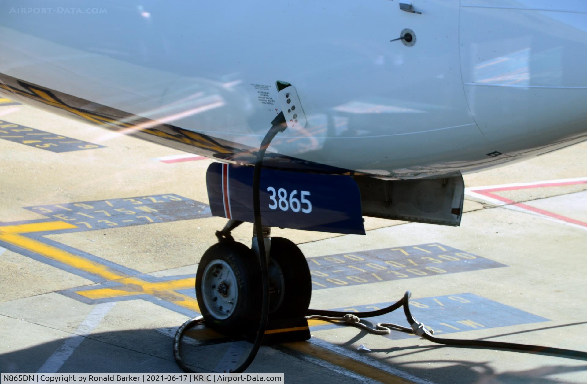N865DN, 2016 Boeing 737-932/ER C/N 31976, Nose gear Richmond