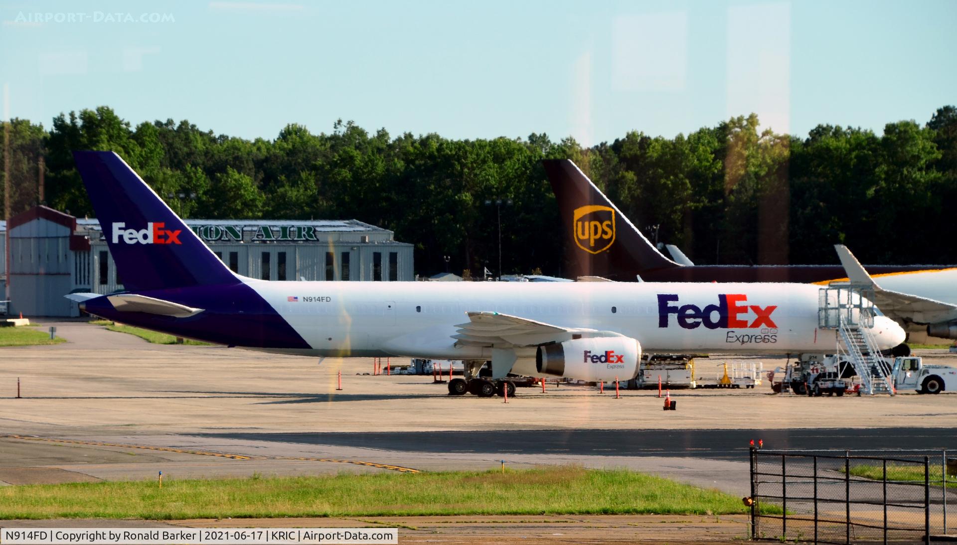 N914FD, 1988 Boeing 757-28A C/N 24367, Parked Richmond