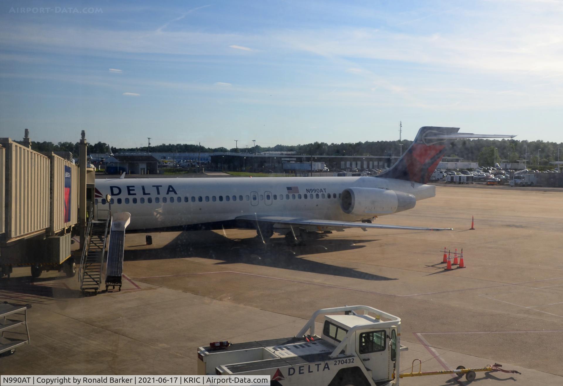 N990AT, 2001 Boeing 717-200 C/N 55134, At the gate Richmond