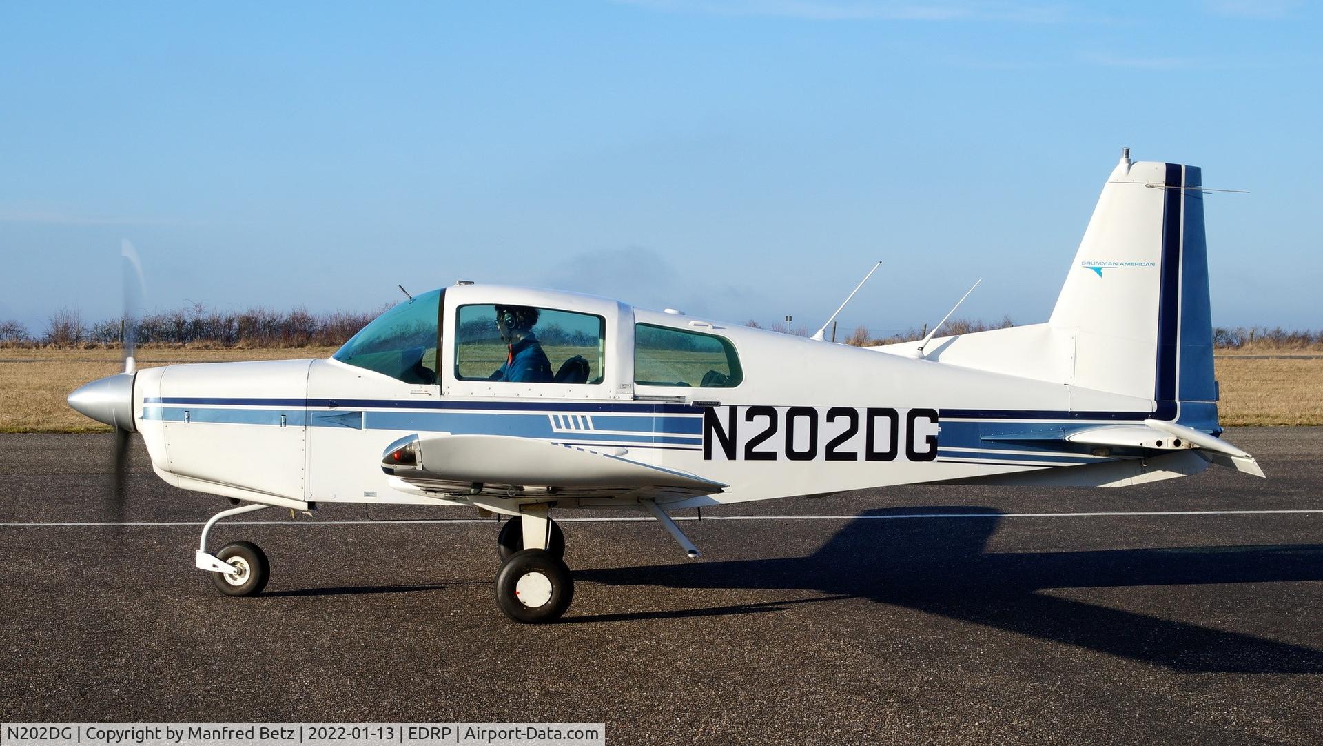 N202DG, 1981 Glaser-Dirks DG-200 C/N 2-149/1742, fuel stop