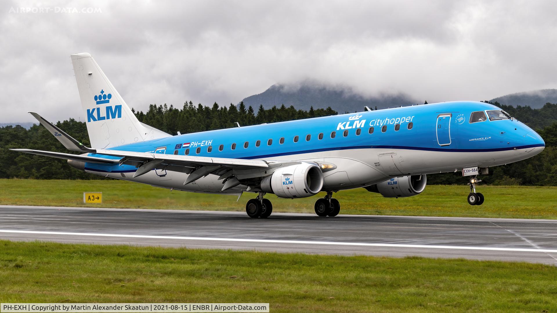 PH-EXH, 2016 Embraer 175STD (ERJ-170-200) C/N 17000564, Landing rwy. 17.