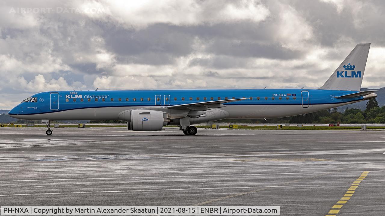 PH-NXA, 2021 Embraer E195-E2 (ERJ-190-400STD) C/N 19020045, Taxying to parking.