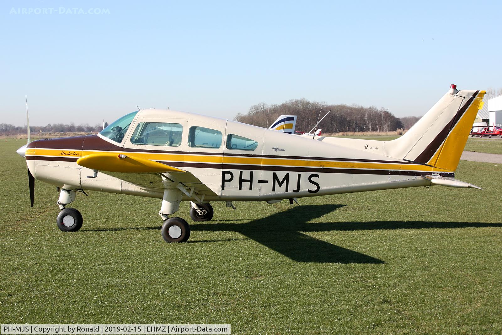 PH-MJS, Beechcraft A23A C/N M-1077, at ehmz