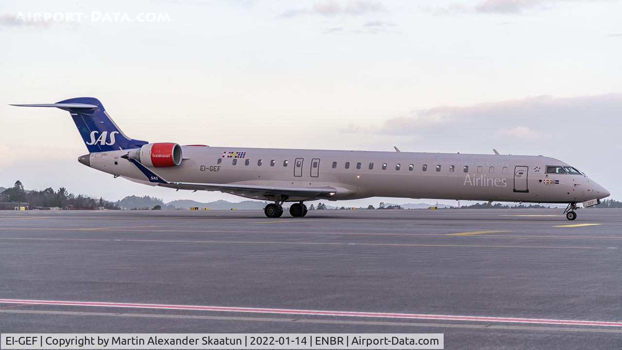 EI-GEF, 2009 Bombardier CRJ-900 (CL-600-2D24) C/N 15244, Taxying to parking.