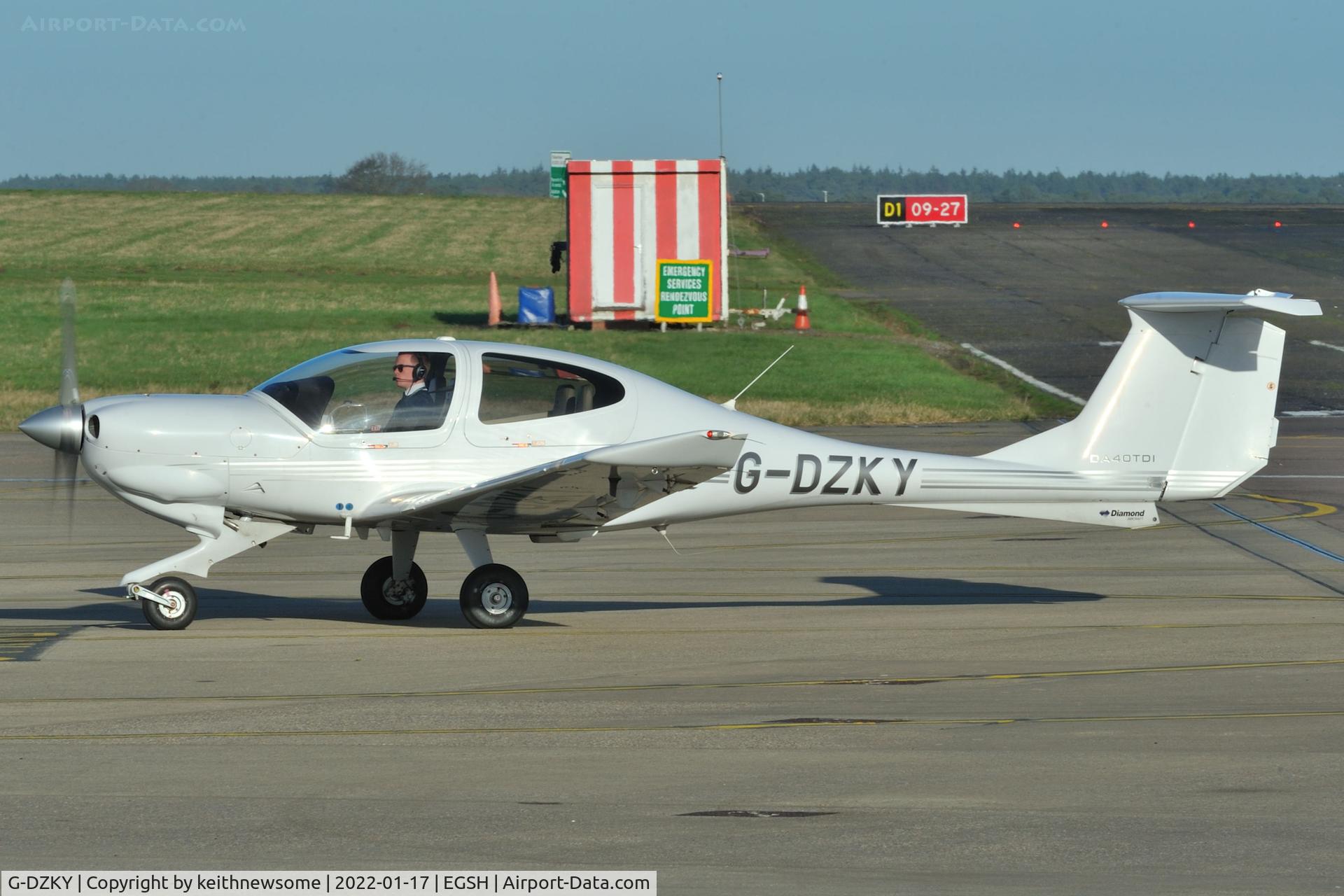 G-DZKY, 2008 Diamond DA-40 Diamond Star C/N D4.342, Arriving at Norwich.