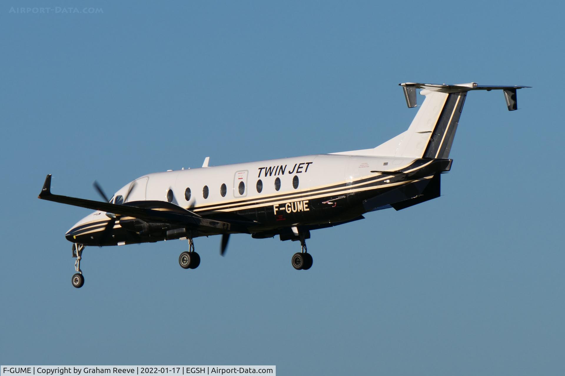 F-GUME, 1999 Beech 1900D C/N UE-371, Landing at Norwich.