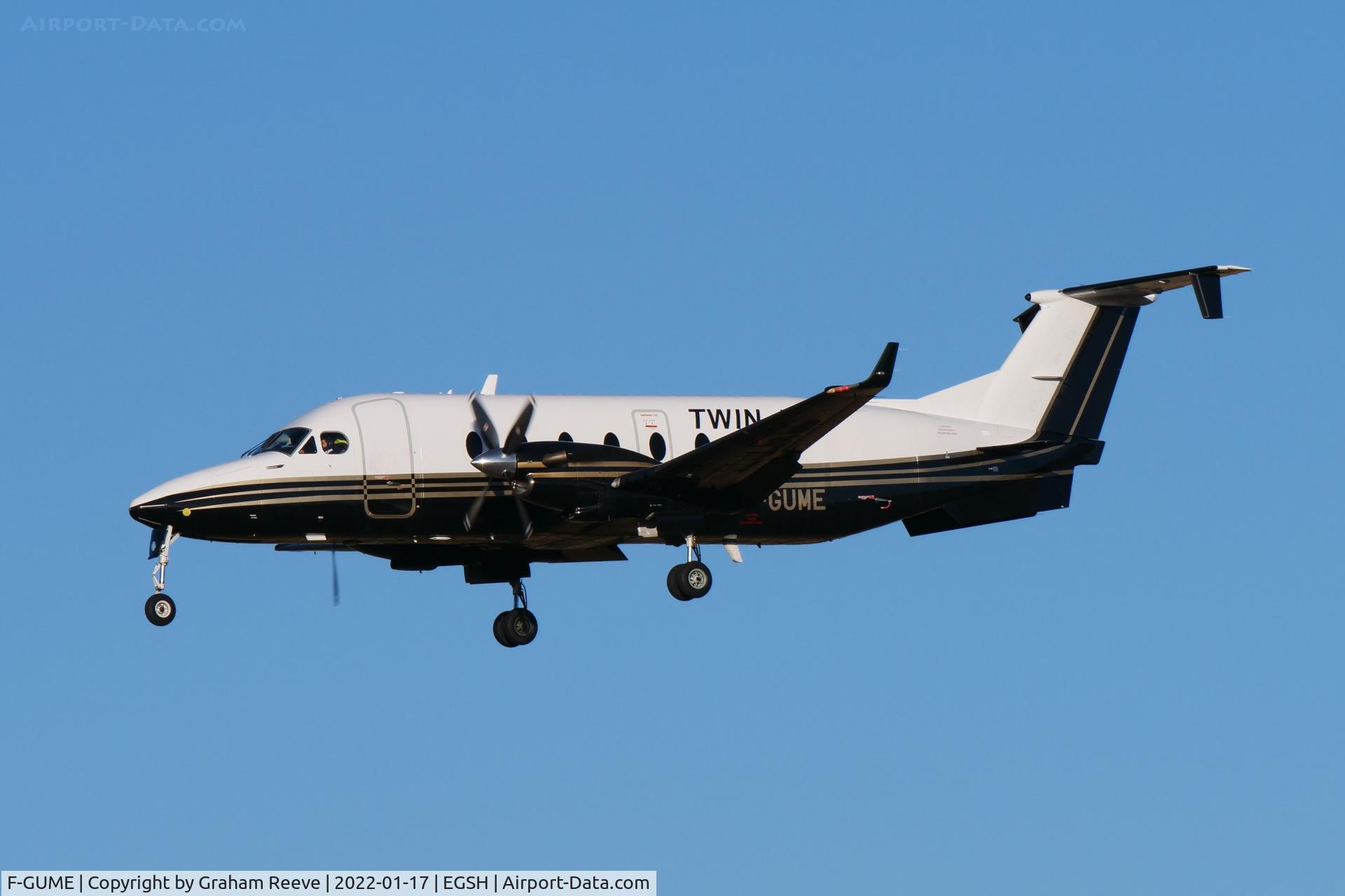 F-GUME, 1999 Beech 1900D C/N UE-371, Landing at Norwich.