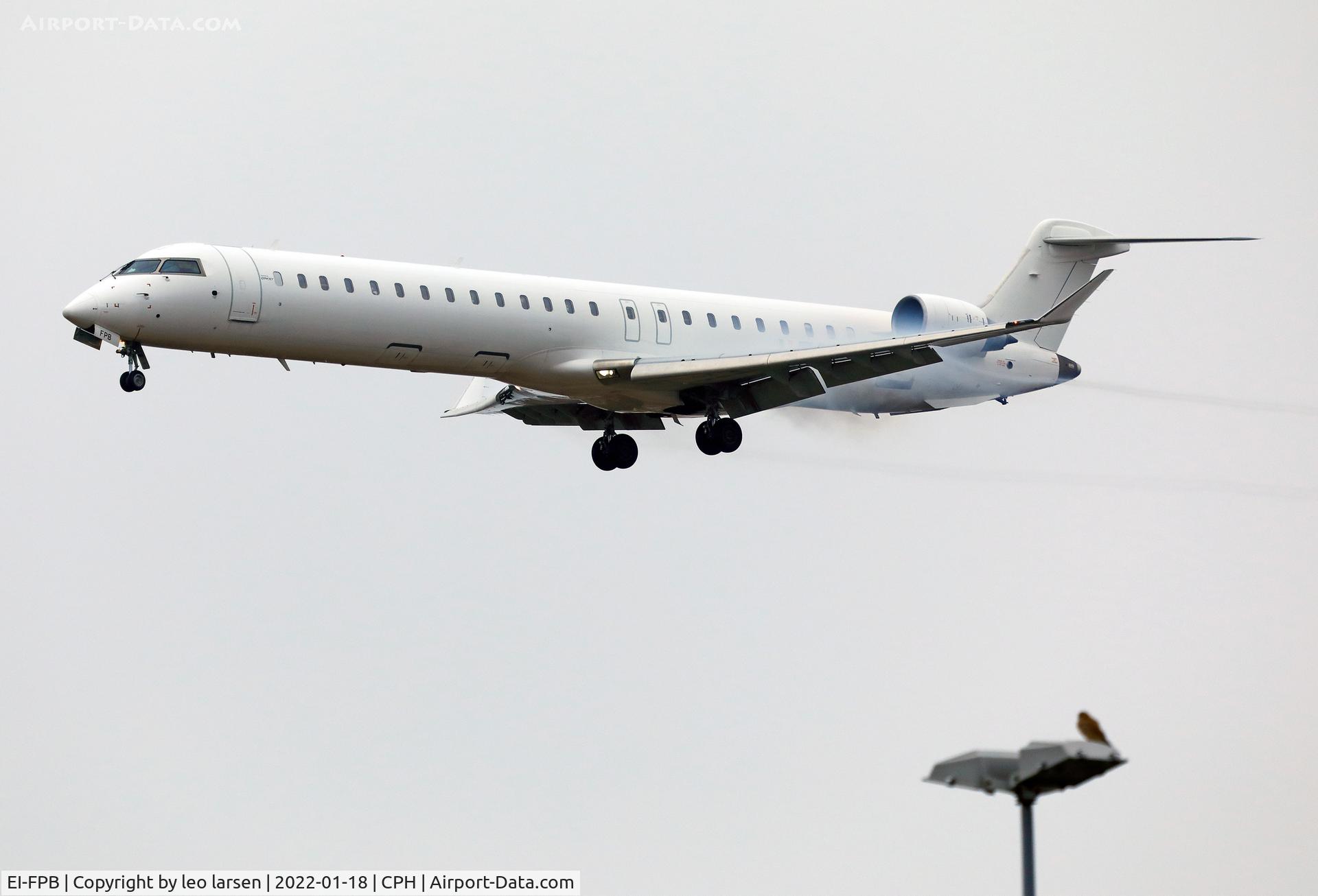 EI-FPB, 2016 Bombardier CRJ-900LR (CL-600-2D24) C/N 15399, Copenmhagen 18.1.2022 with an observing Kestrel.