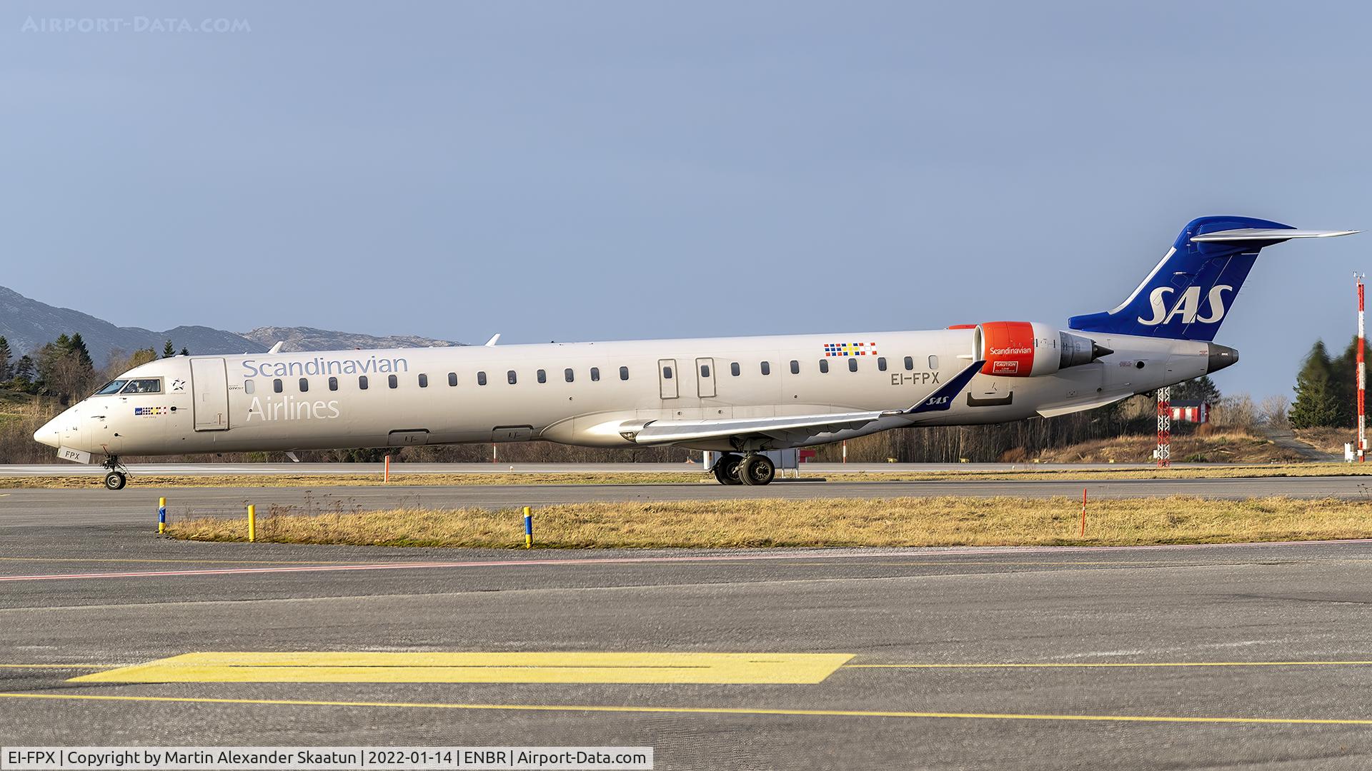 EI-FPX, 2017 Bombardier CRJ-900LR (CL-600-2D24) C/N 15444, Taxying for departure.