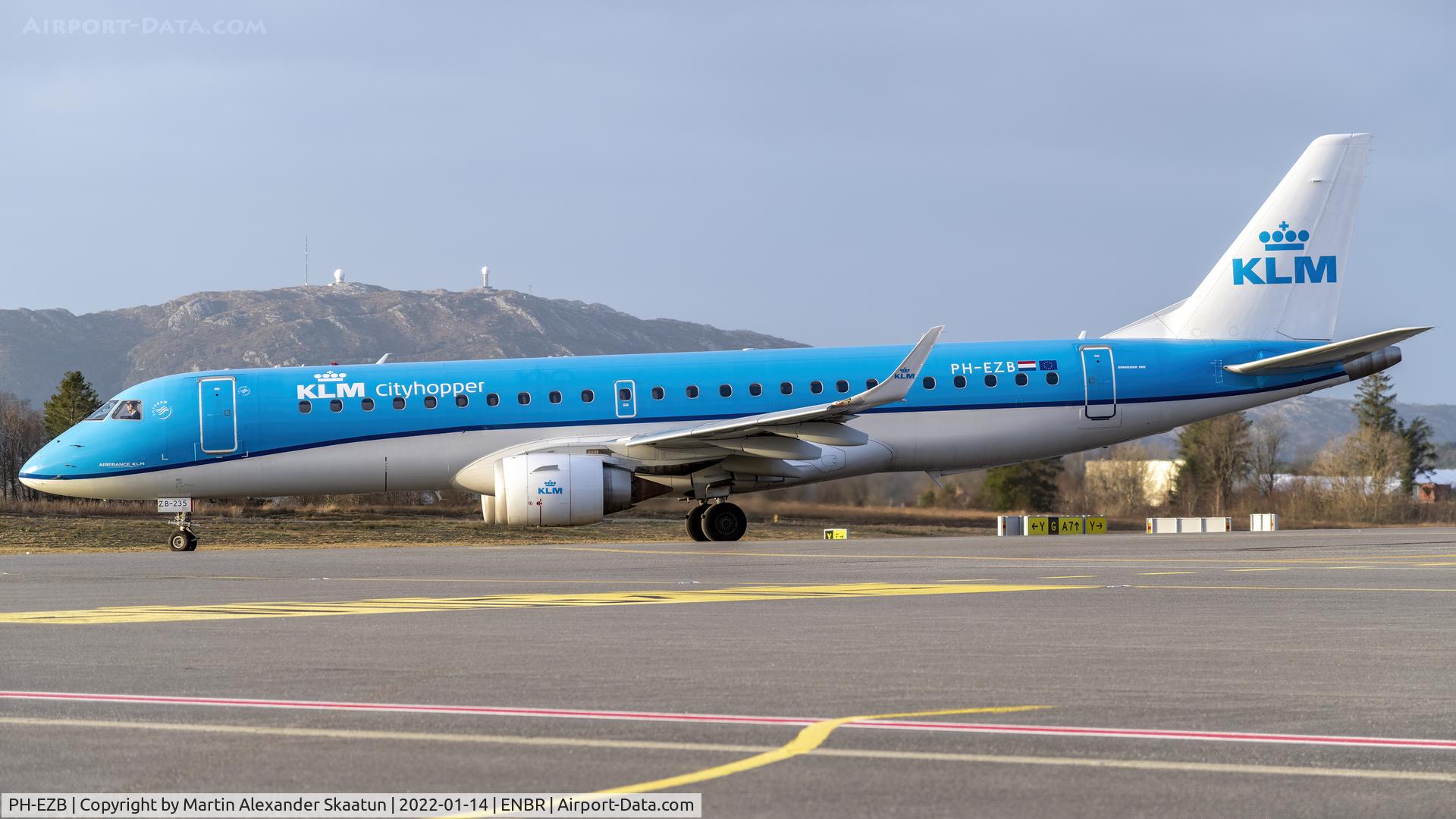 PH-EZB, 2008 Embraer 190LR (ERJ-190-100LR) C/N 19000235, Taxying for departure.