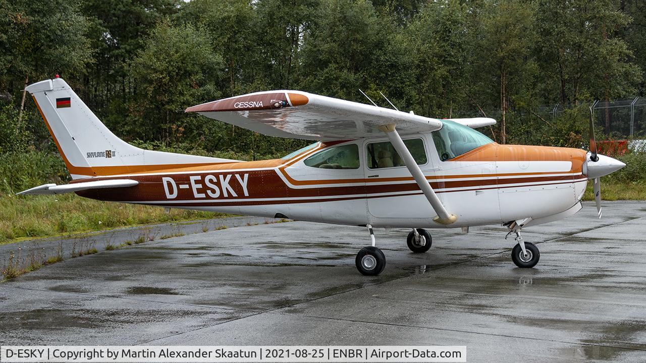 D-ESKY, 1979 Reims FR182 Skylane RG C/N FR18200477, Parked overnight.