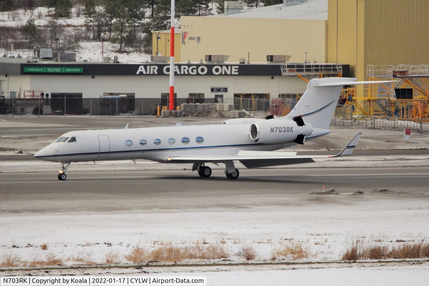N703RK, 2002 Gulfstream Aerospace G-V C/N 671, Coming in from Aspen.