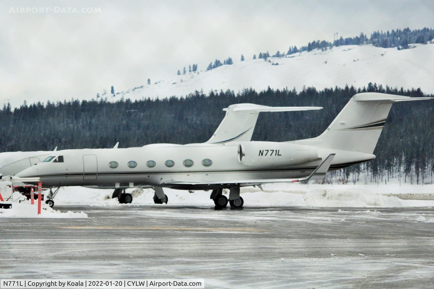 N771L, 2005 Gulfstream Aerospace GIV-X (G450) C/N 4033, Sho(i)t through the fence. Inbound from Bozeman.