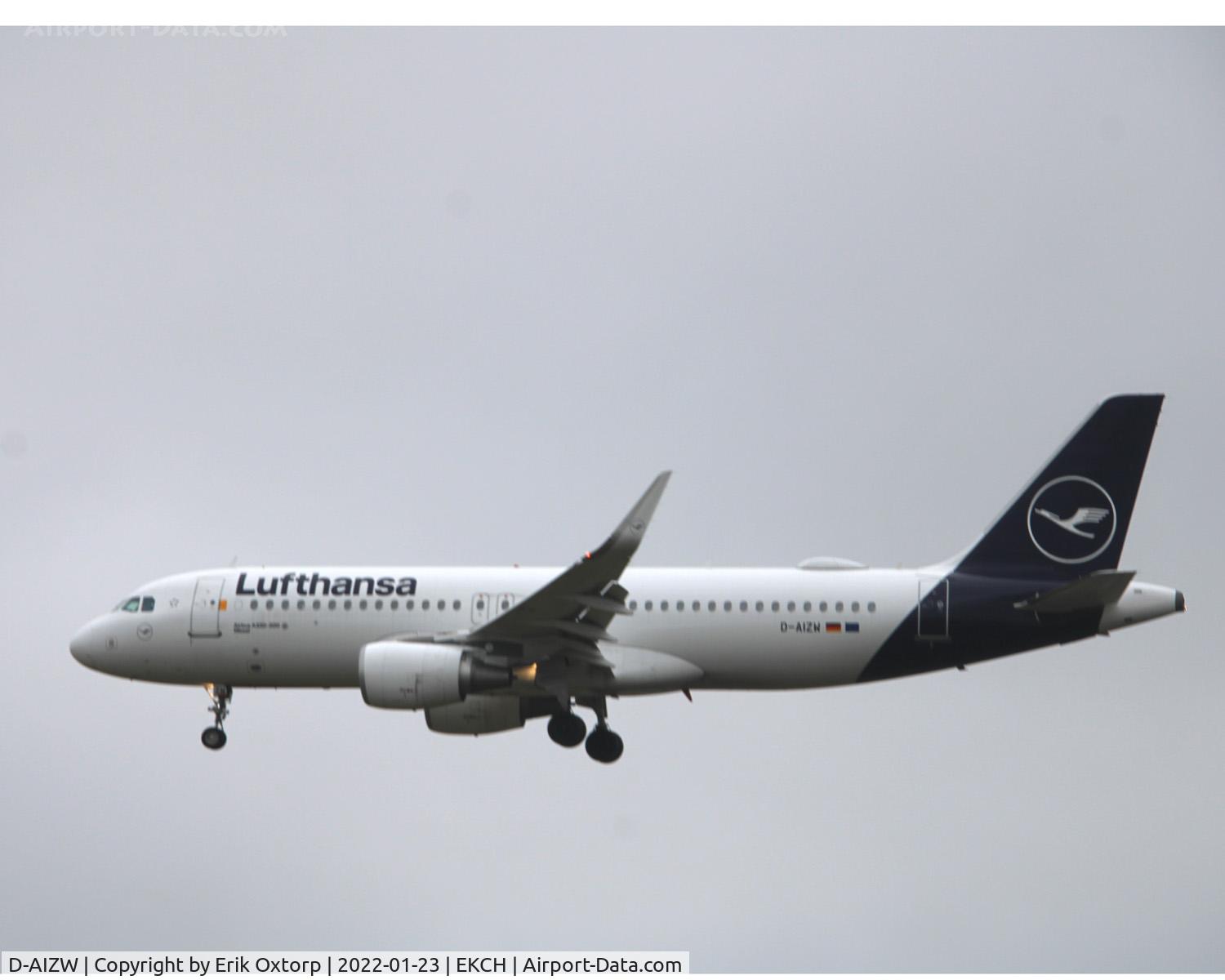D-AIZW, 2013 Airbus A320-214 C/N 5694, D-AIZW landing rw 22L