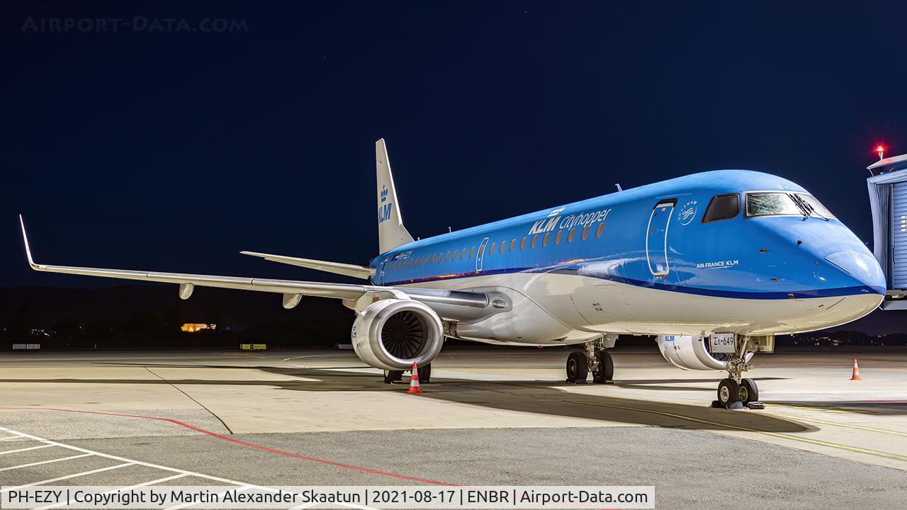 PH-EZY, 2013 Embraer 190STD (ERJ-190-100) C/N 19000649, Parked overnight at the gate.