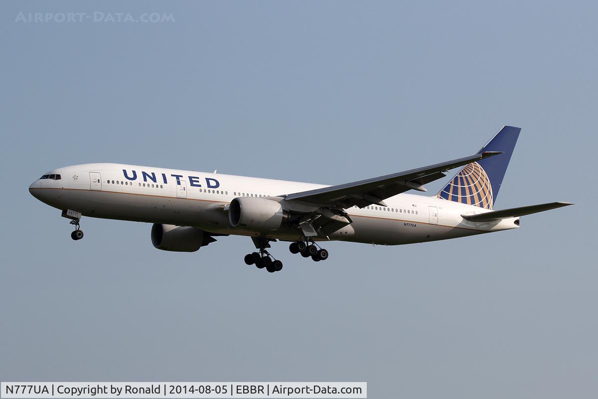 N777UA, 1995 Boeing 777-222 C/N 26916, at bru