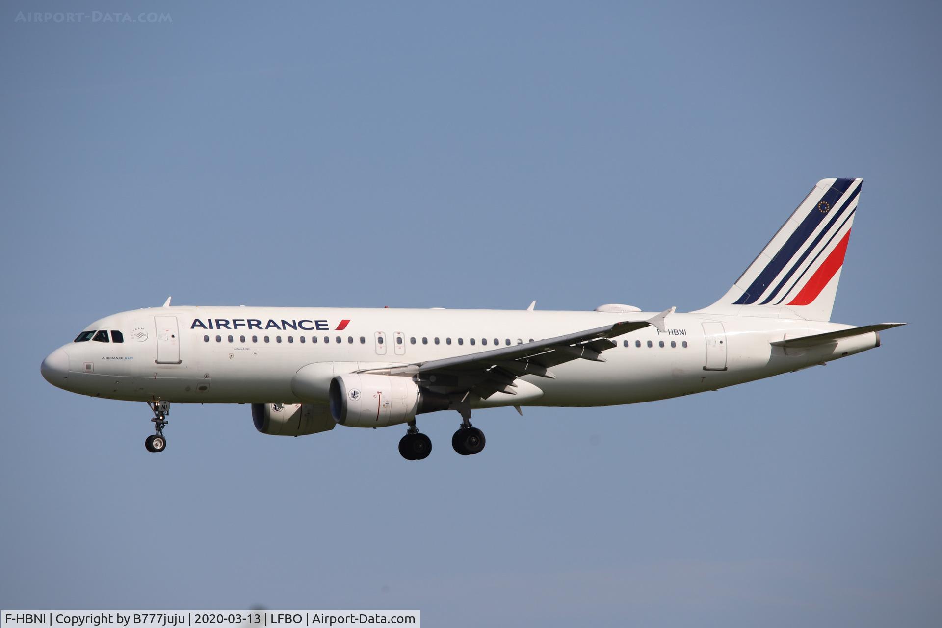 F-HBNI, 2011 Airbus A320-214 C/N 4820, new WIFI antenna