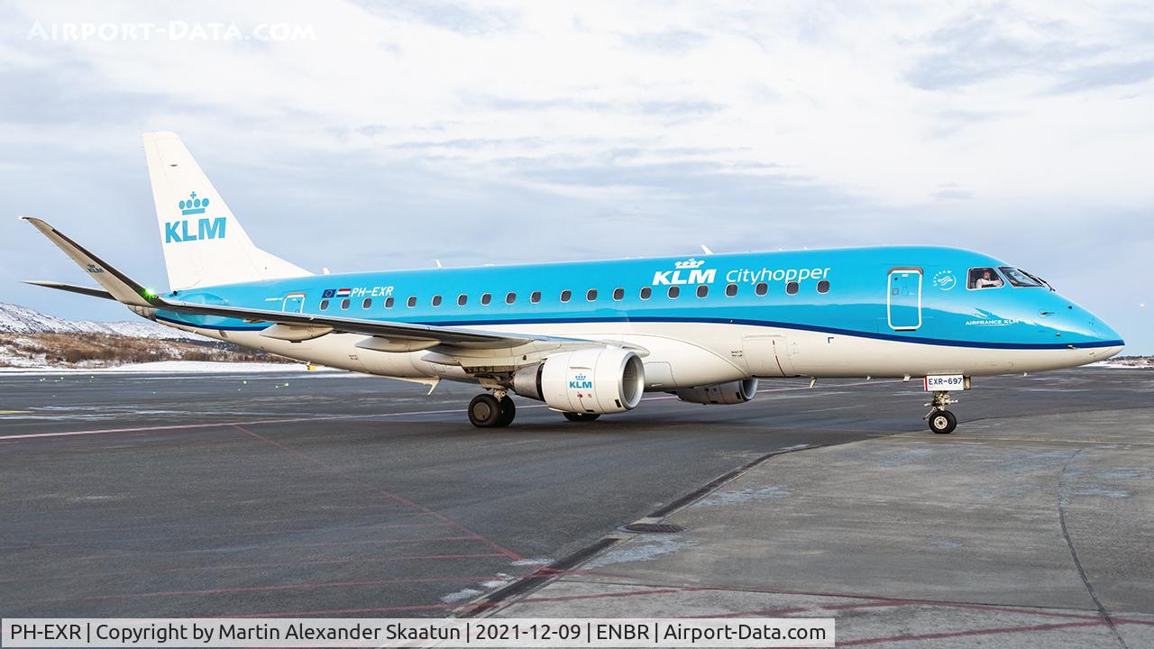 PH-EXR, 2017 Embraer 175STD (ERJ-170-200STD) C/N 17000697, Taxying to parking.