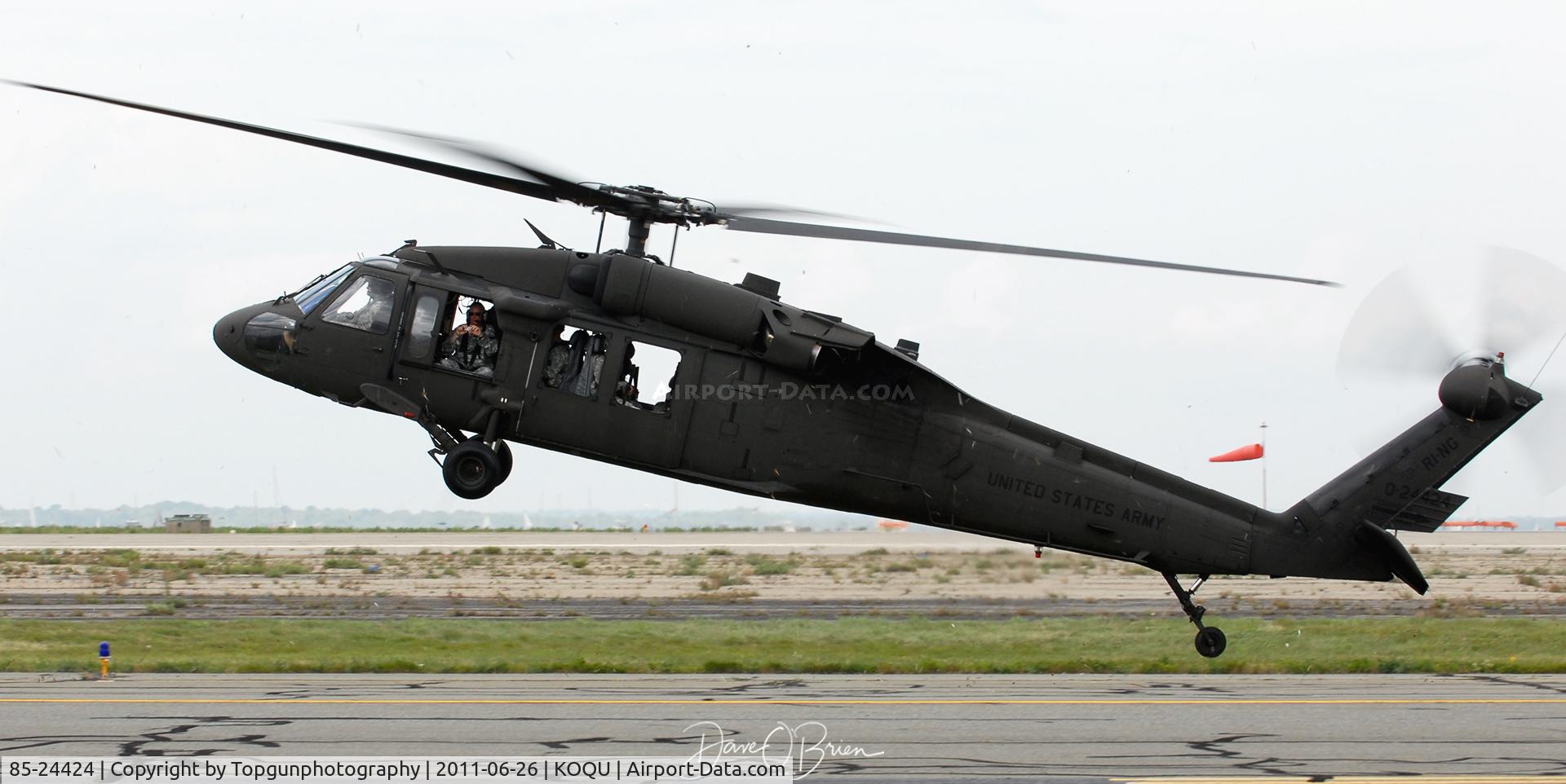 85-24424, Sikorsky UH-60A Black Hawk C/N 70-903, Blackhawk from the Combined Arms Demo touches down in front of the crowd.