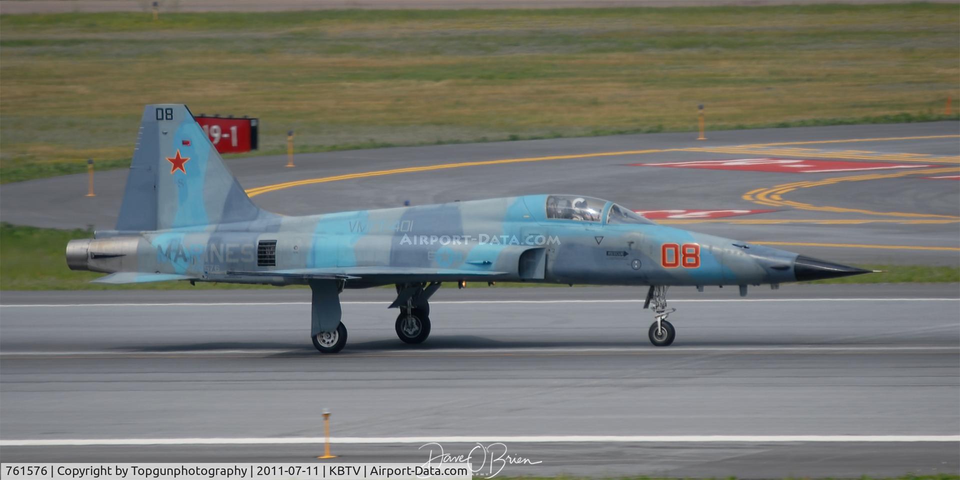 761576, Northrop F-5N Tiger II C/N L.1051, rolling out to the end.
