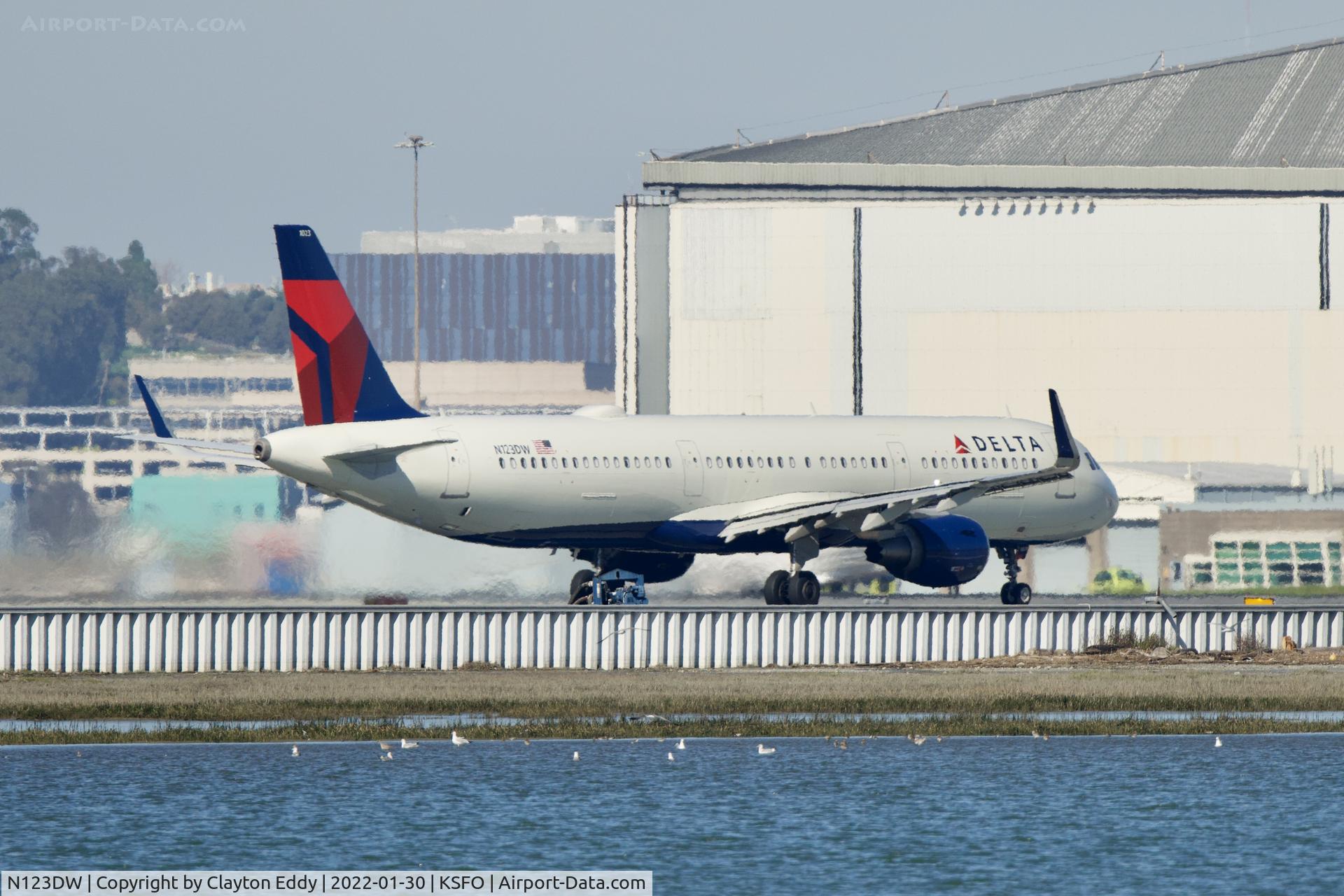 N123DW, 2021 Airbus A321-211 C/N 10234, SFO 2022.
