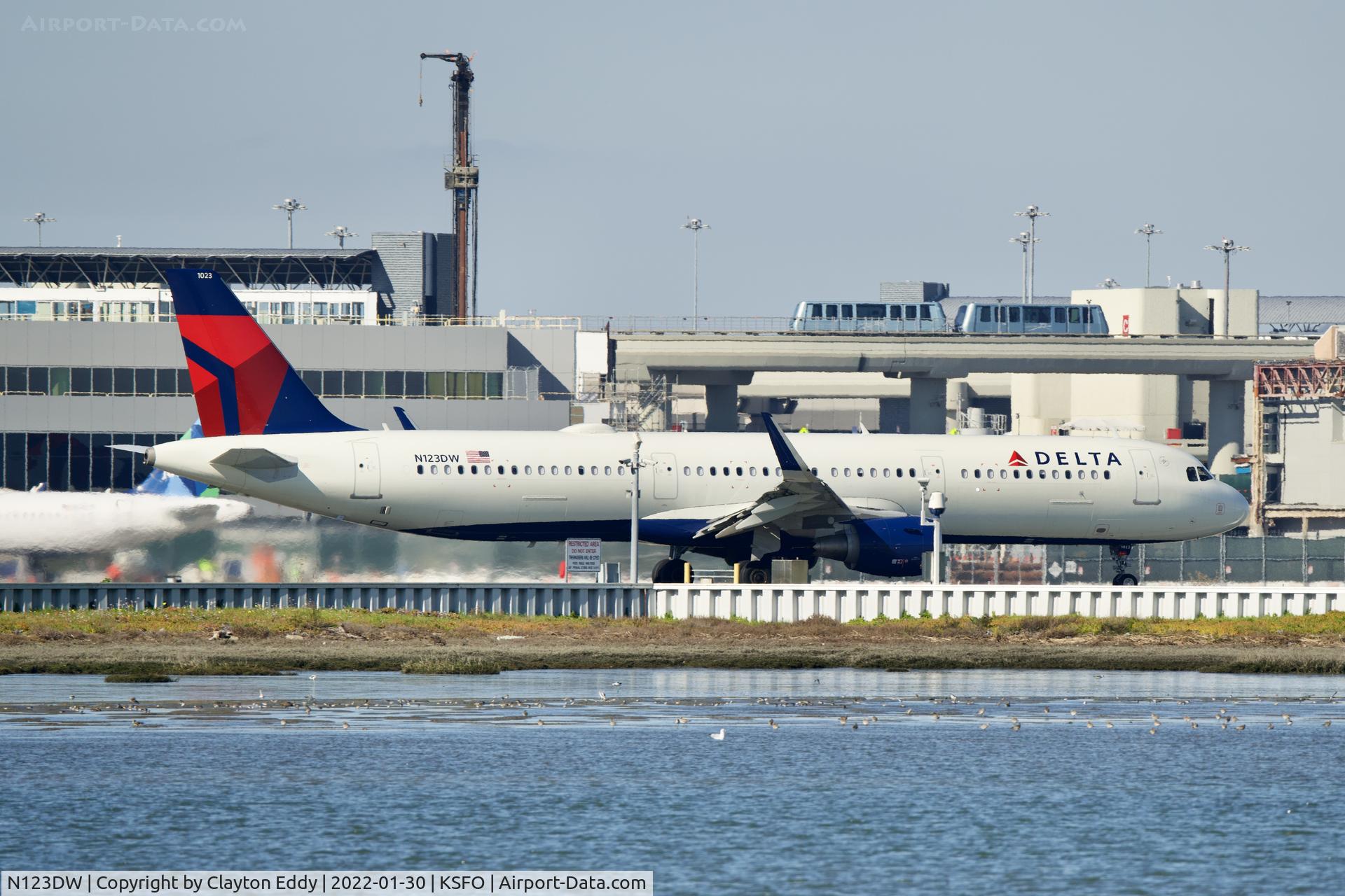 N123DW, 2021 Airbus A321-211 C/N 10234, SFO 2022.