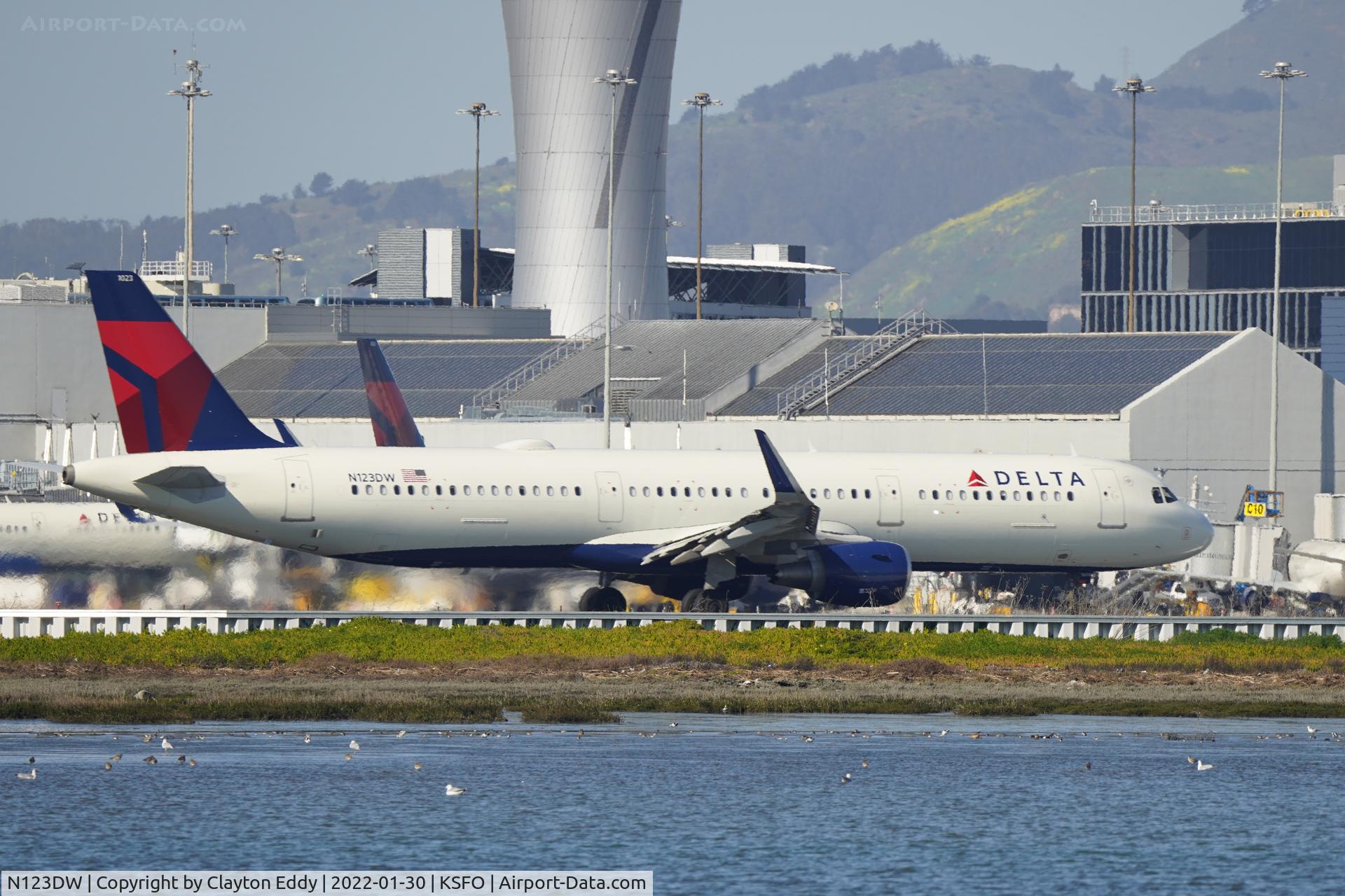 N123DW, 2021 Airbus A321-211 C/N 10234, SFO 2022.