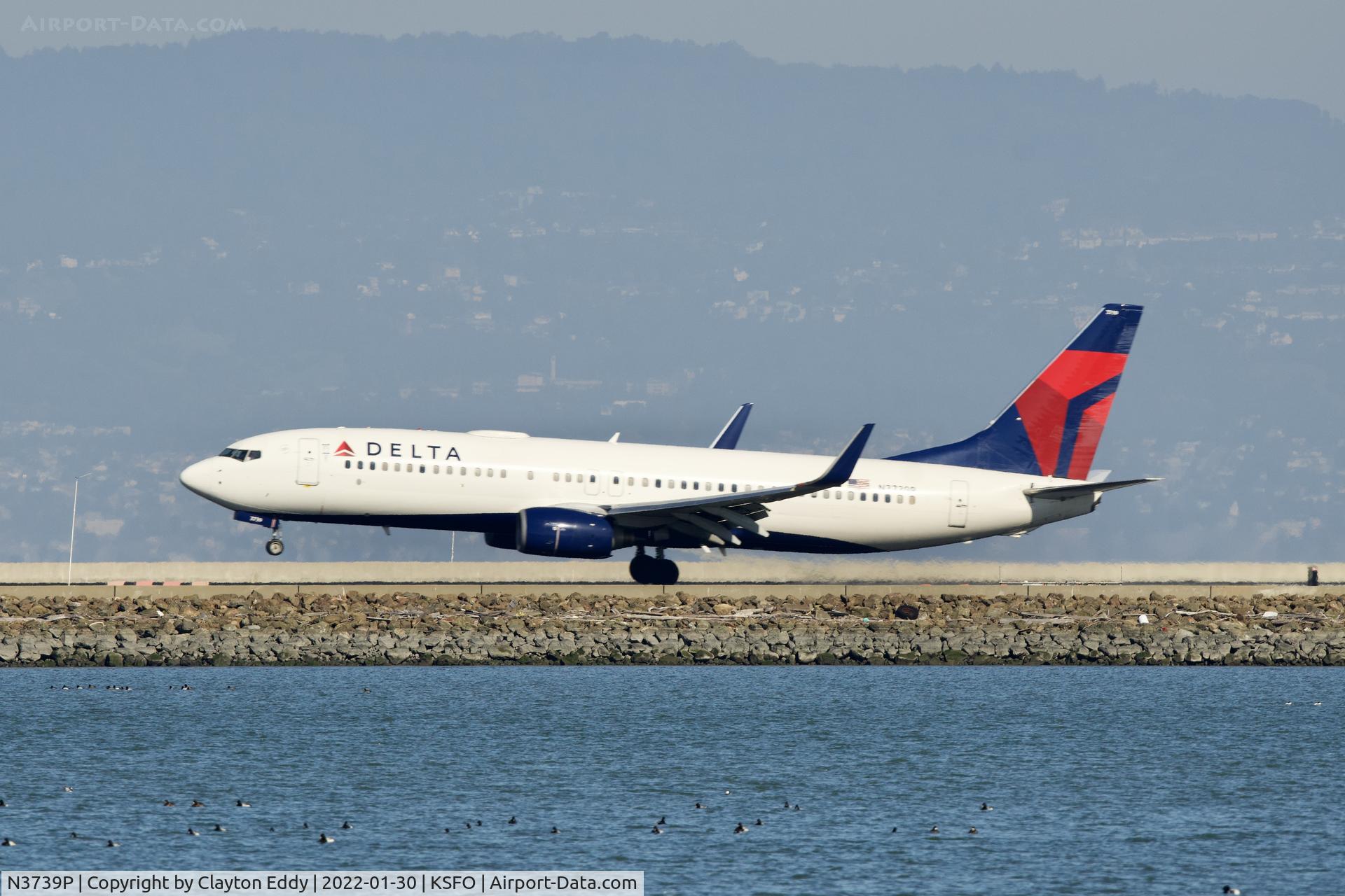 N3739P, 2000 Boeing 737-832 C/N 30541, SFO 2022.
