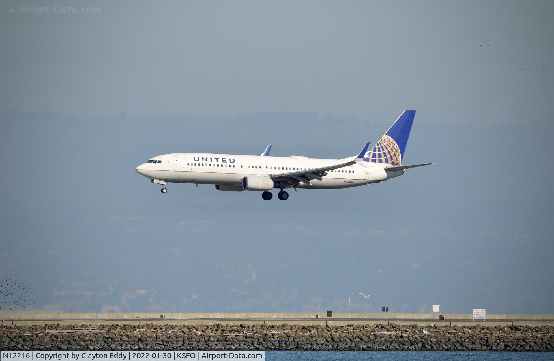N12216, 1998 Boeing 737-824 C/N 28776, SFO 2022.