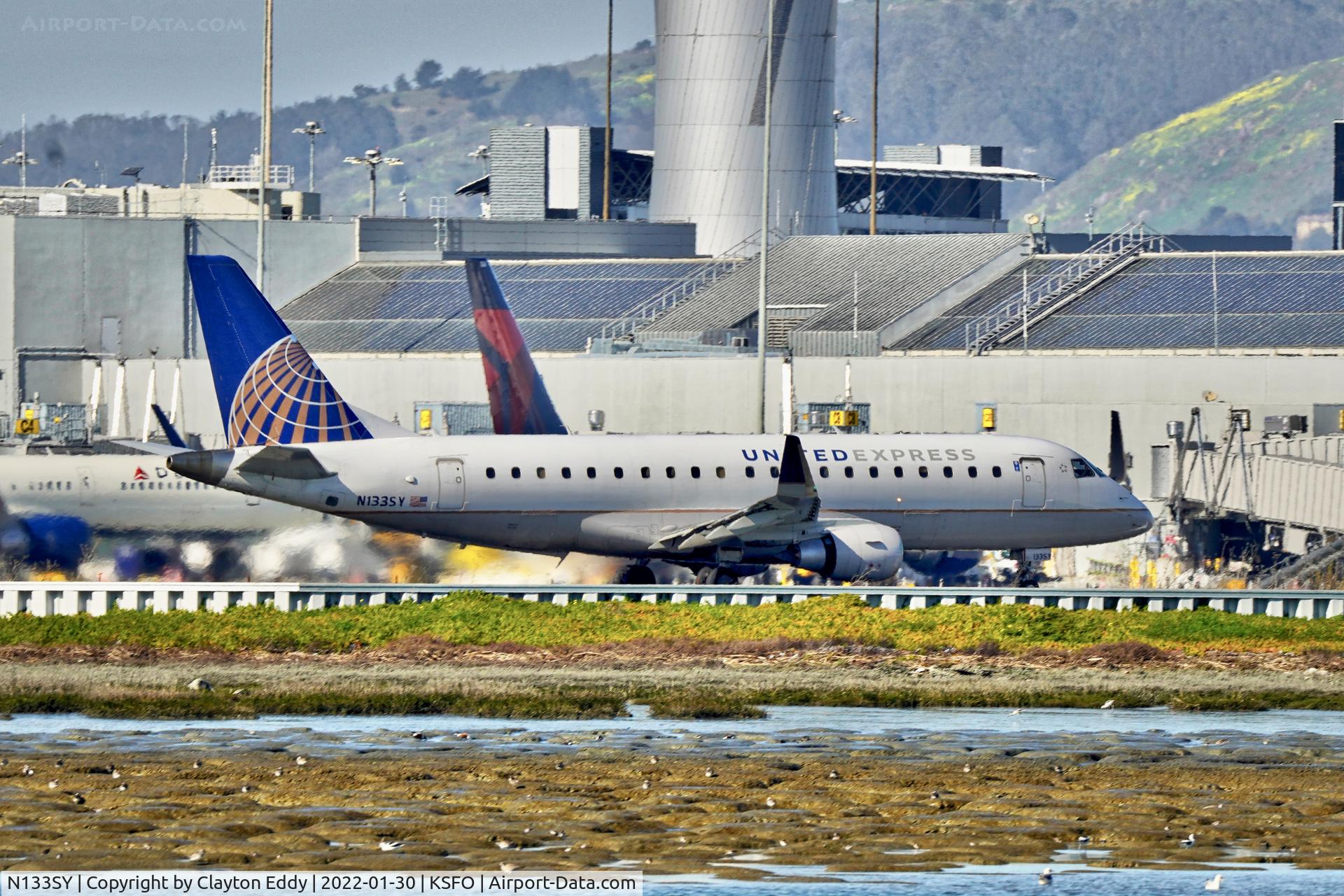 N133SY, 2015 Embraer 175LR (ERJ-170-200LR) C/N 17000452, SFO 2022.