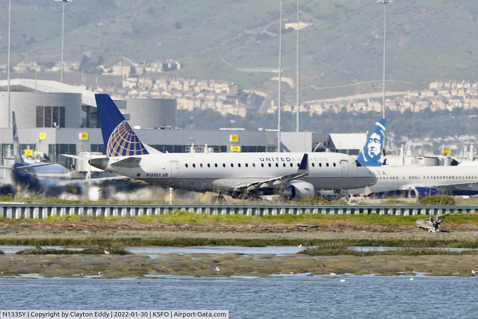 N133SY, 2015 Embraer 175LR (ERJ-170-200LR) C/N 17000452, SFO 2022.