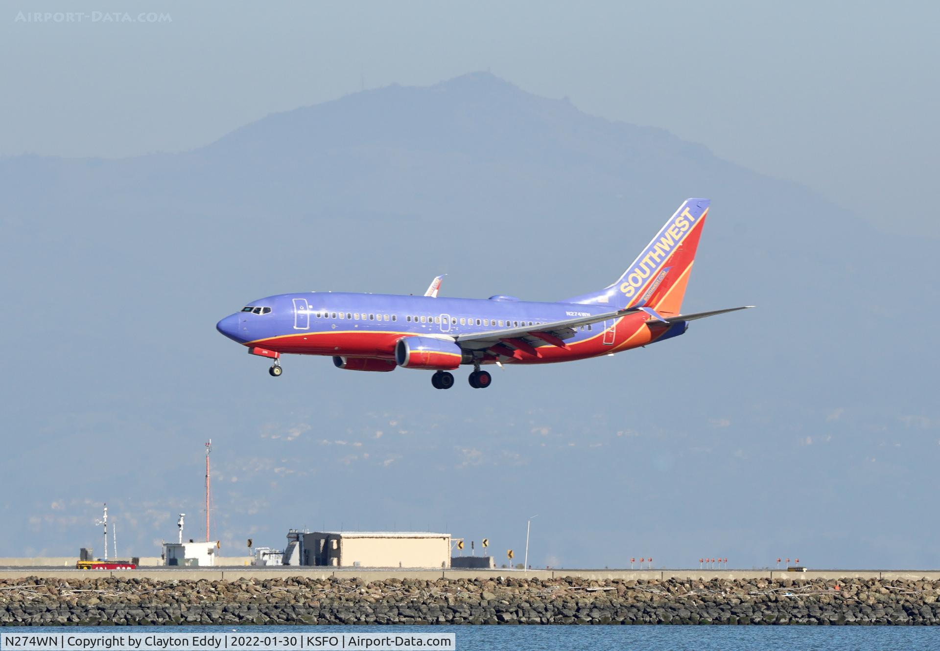 N274WN, 2007 Boeing 737-7H4 C/N 32529, Mt Diablo in the background. SFO 2022.
